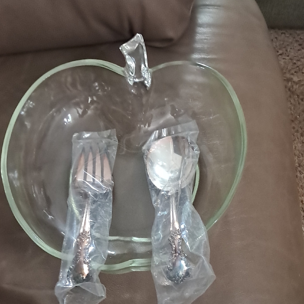 26 International Clear Glass Apple Bowl with Silver-Tone Serving Fork & Spoon